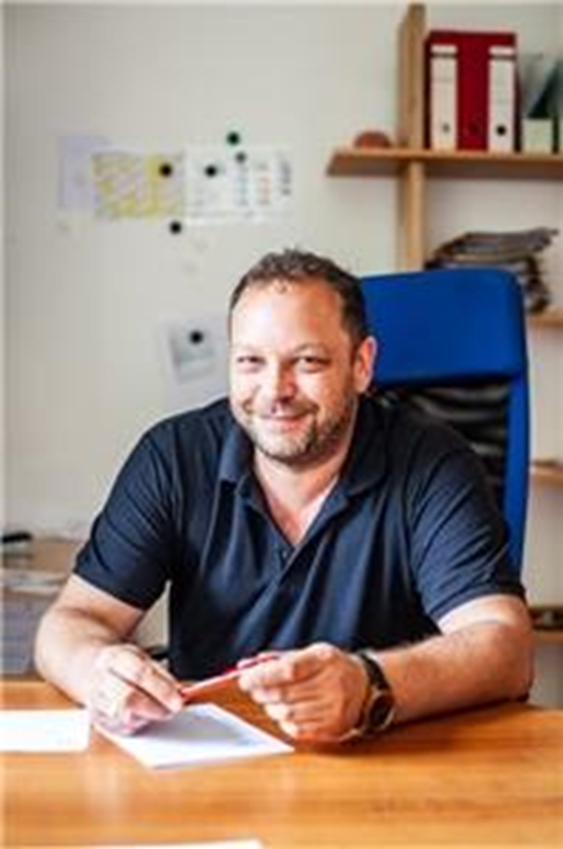 Portrait eines Mannes an einem Tisch