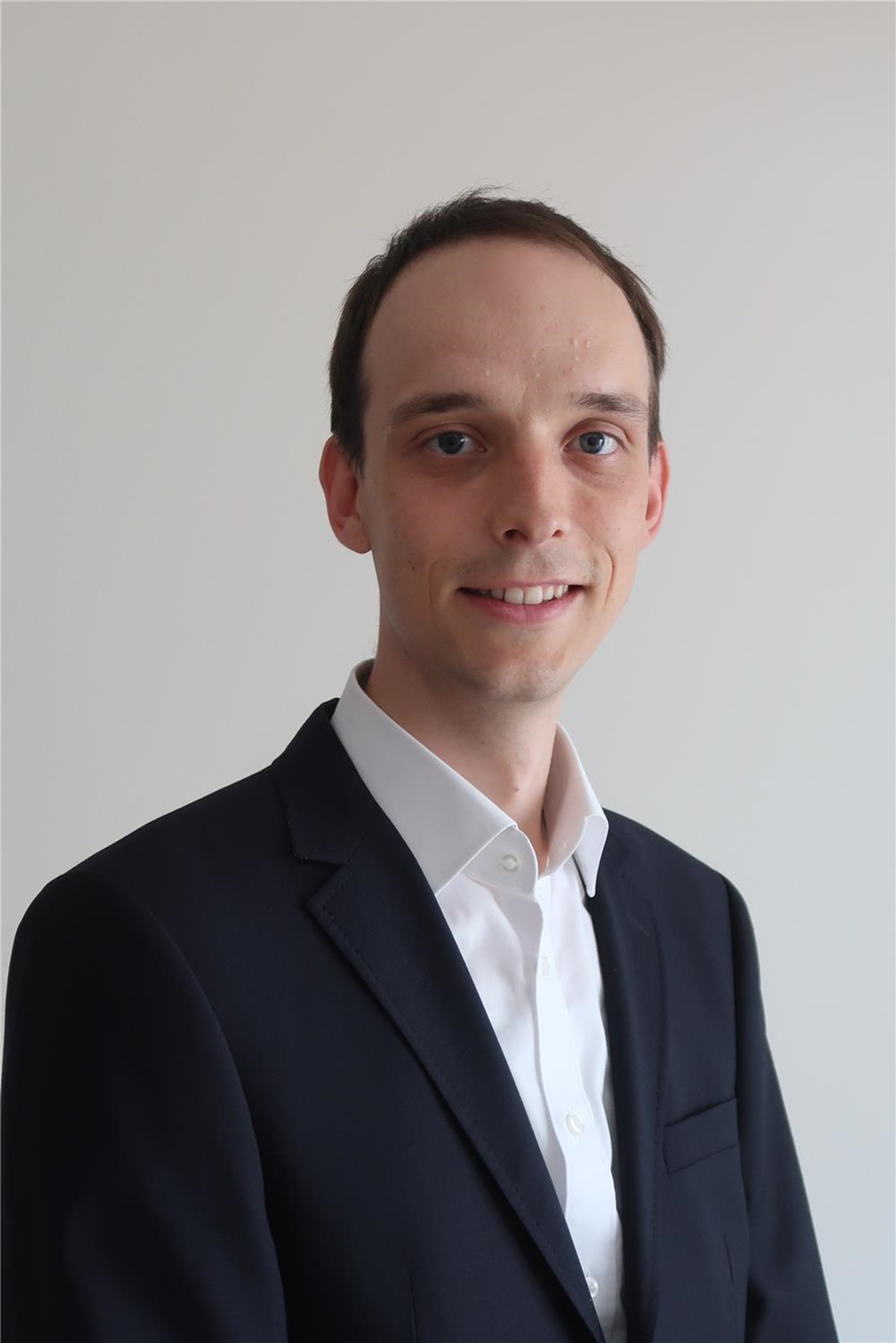 Portrait eines Mannes vor grauem Hintergrund